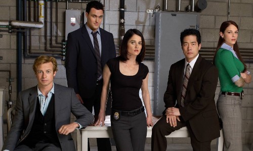 Amanda Righetti with 'the Mentalist' crew