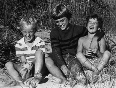 Andrew Wilson Childhood: Brothers Luke Wilson(Right) & Owen Wilson(Left)
