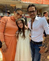 Emme Muniz with her parents