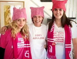 Jessica Rothe with Mother Susan Rothenberg & Sister Caty