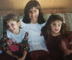 Jessica Rothe with Mother Susan Rothenberg & Sister Caty