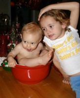 Little Iris Apatow with sister Maude