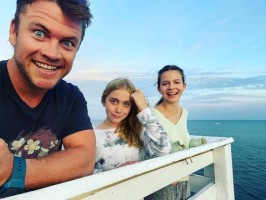Luke Hemsworth with children