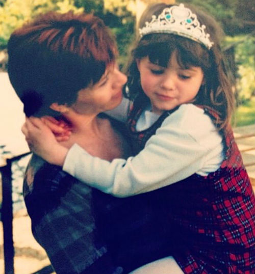 Natalia Dyer childhood with her father & sister