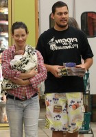 Norman Kali Family: girlfriend and child