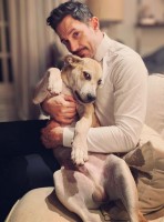 Steve Kazee with his pet